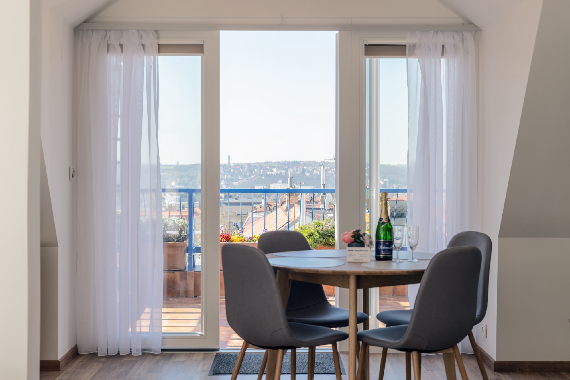 Dachapartment mit Terrasse und Blick über Prag