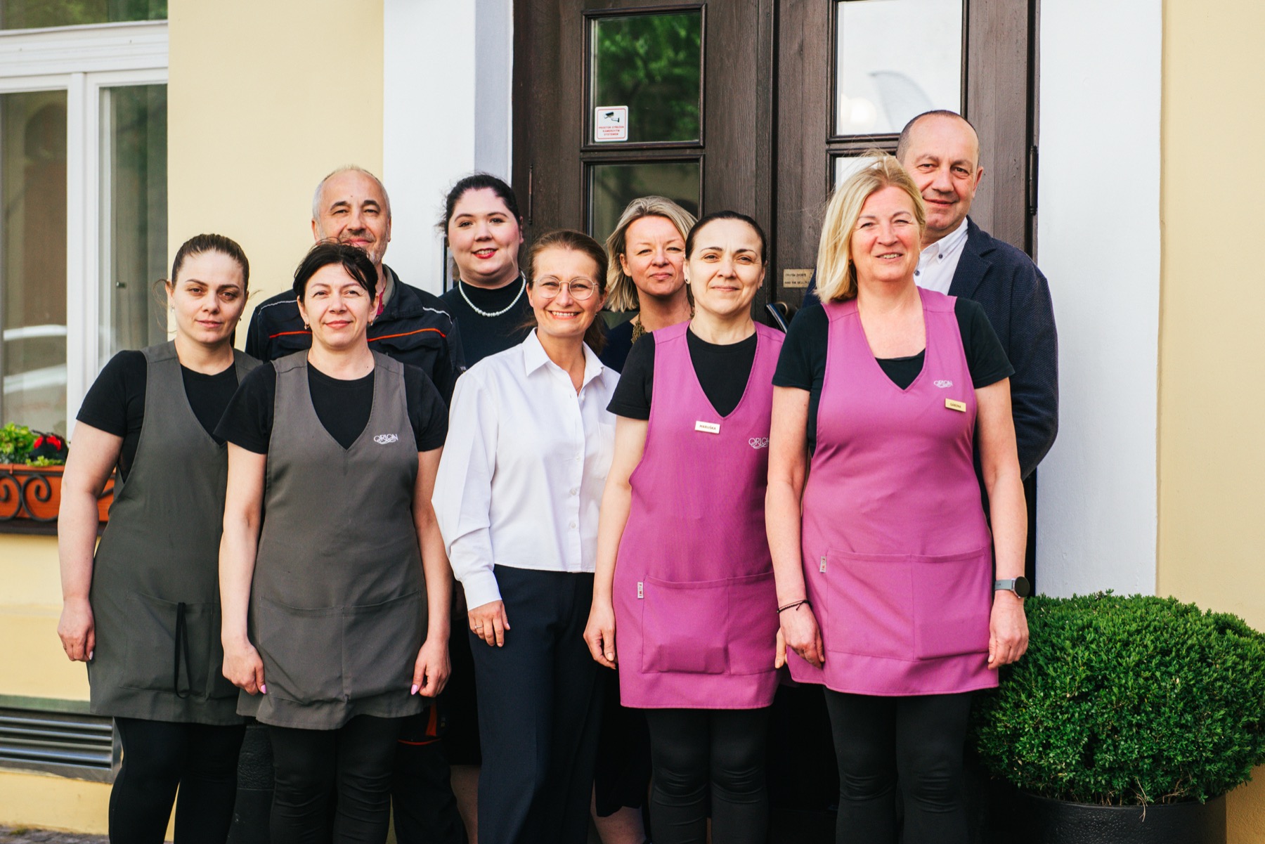 Das Team des Hotels Orion vor dem Eingang